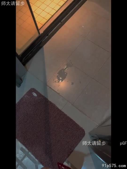 深夜的出租车内，空气中弥漫着暧昧的荷尔蒙。她，浓妆艳抹，穿着暴露的低胸连衣裙，丰满的骚奶子几乎要溢出来，浑圆的肥臀在真皮座椅上若隐若现。她扭动着腰肢，媚眼如丝地望着司机，吐气如兰地说：“师傅，去金水湾酒店，嗯……你知道的，我要好好犒劳一下你……” 司机咽了咽口水，喉结上下滚动，粗糙的手指不自觉地攥紧了方向盘。她轻抚着司机粗糙的手背，娇滴滴地说：“你的手好粗糙啊，不过我喜欢……待会儿，帮我好好揉揉我的骚逼，好不好？” 她撩起裙角，露出雪白的大腿，大腿内侧隐约可见黑色的阴毛，一股骚浪的气息扑面而来。她继续挑逗