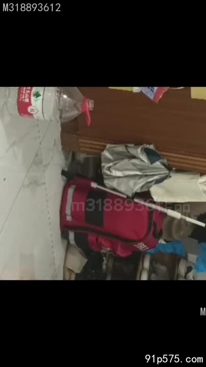 京东到家的家政阿姨，四十出头，却保养得极好，丰腴的身材裹在朴素的家居服里，更显诱人。她叫丽姐，眼神里带着一丝不易察觉的风尘味，却掩盖不住那股子成熟女人的韵味。那天，她来我家打扫卫生，我故意在她弯腰擦拭茶几时，从背后环抱住她，感受她那肥厚圆润的臀部紧贴着我的身躯。她没有反抗，只是轻轻地叹了口气，那声音，像猫儿一样挠着我的心。我将她压在柔软的地毯上，她身上的肥皂香气混合着淡淡的体香，让我欲罢不能。我贪婪地吮吸着她饱满的奶子，感受着奶头在她身下摩擦时的敏感。她发出一声声压抑的呻吟，双手紧紧地抓着我的头发，身体扭