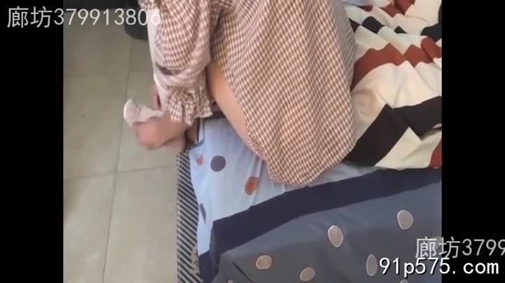 办公室的空气中弥漫着淡淡的香水味，夹杂着丝袜特有的橡胶气味。她，我的女同事，正坐在办公桌前，毫不避讳地脱下丝袜。那双修长白皙的美腿，在灯光下泛着诱人的光泽，丝袜包裹下隐约可见的股沟，更是勾勒出令人血脉喷张的曲线。她撩起裙摆，雪白的肌肤暴露在空气中，隐约可见的黑色蕾丝内裤边缘，更增添了一丝挑逗意味。她毫不羞涩地将丝袜卷成一团，扔进垃圾桶，然后，从抽屉里拿出另一双黑色的丝袜，缓缓地套上，每一个动作都充满了挑逗性。那丝袜紧贴着她的肌肤，勾勒出她大腿和臀部的完美曲线，仿佛在无声地邀请我上前抚摸。她的眼神，带着一丝
