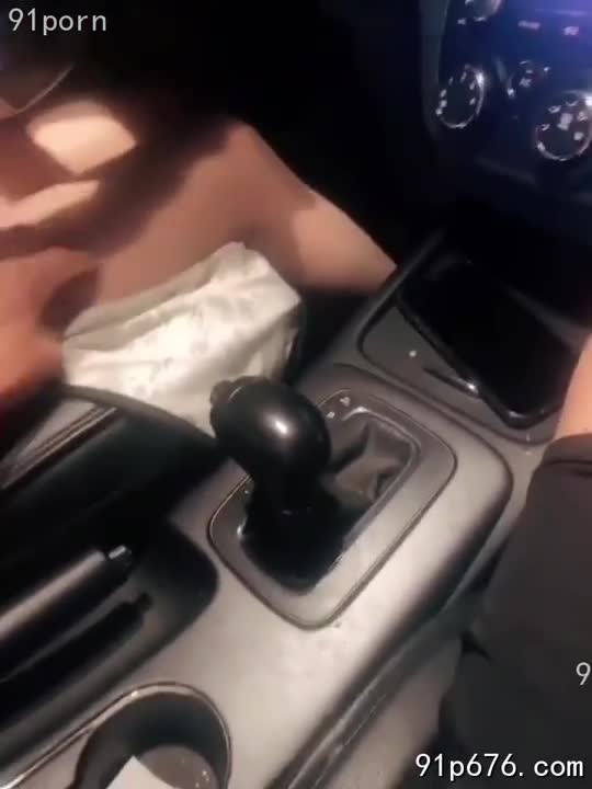 人来人往的小区门口，她衣衫不整地伏在方向盘上，丰腴的肉体在车窗玻璃上映出暧昧的剪影。 肥臀在座椅上摩擦，发出令人脸红心跳的声响。#人妻 #车震 #偷情