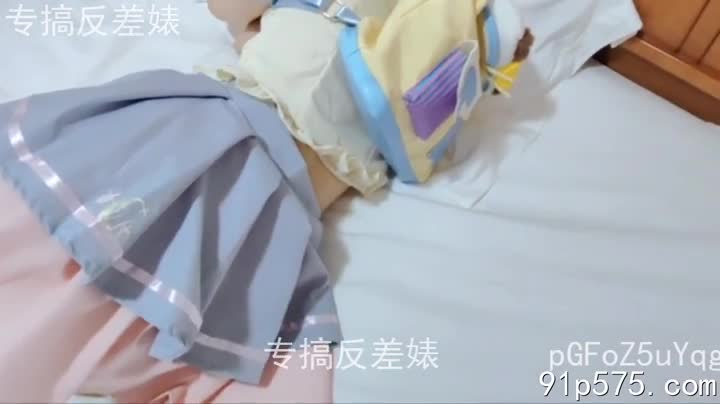 漫展Coser，06年，清纯面孔下藏着淫荡的骚穴。高清录像，记录她被粗暴操弄，奶子被揉捏，肥臀被狠干的每一个细节，娇喘连连，下贱求饶。 她那腥臊的骚逼，被粗大的肉棒反复冲击，淫水横流。#重口 #06年 #Coser