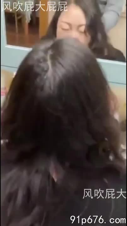 她，我的胯下玩物，正跪舔着我射精后的肉棒，淫液顺着她的脸颊流淌。#性奴 #征服 #羞辱AIBox新增特效-传教士体位-上传照片一键生成