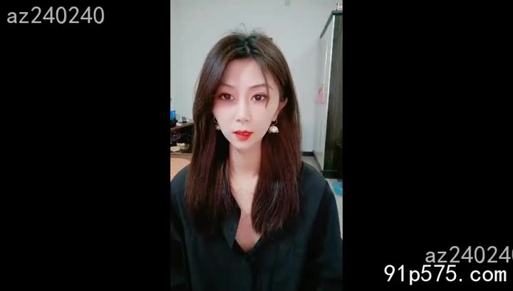 她，风情万种，眼神勾人，丰腴的奶子在低胸衫下若隐若现。 “干死阿姨？”她媚笑着，红肿的奶头隐约可见，肥熟的臀部扭动着， “来呀，小坏蛋。”#熟女 #荡妇 #人妻AIBox新增特效-传教士体位-上传照片一键生成