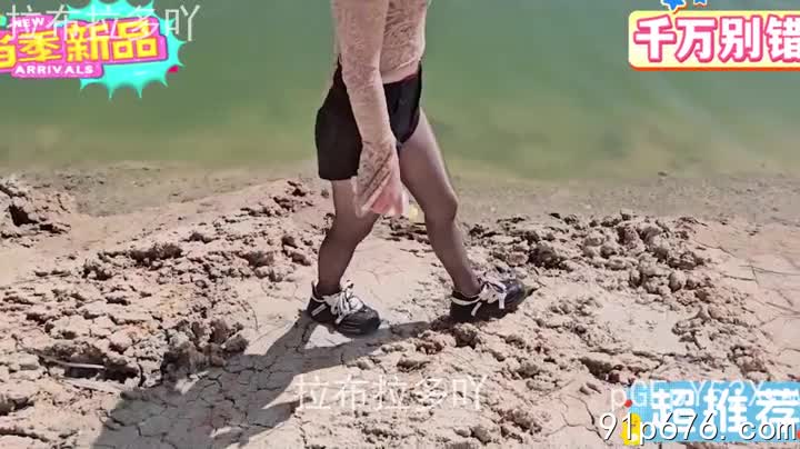 我赤裸着身子，感受着粗暴的撞击，汗水浸透了我的黑丝，粉嫩的鲍鱼被狠狠贯穿，每一寸肌肤都燃烧着快感。#少妇 #黑丝 #后入