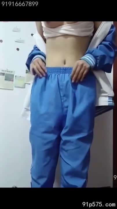 她穿着暴露的蕾丝睡衣，浑圆的骚奶子若隐若现，肥厚的肥臀紧贴着床单，骚穴微微张开，淫水浸湿了内裤。她媚眼如丝，娇喘连连，任由陌生男人在她体内驰骋，浪叫声此起彼伏，淫荡至极。#网调 #性奴 #调教