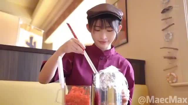 他粗暴地撕扯她的衣衫，露出饱满的奶子，肥厚的臀部。在卧室、浴室、厨房，他一次次挺进她骚穴，留下腥臊的痕迹。她淫叫连连，是发情的母狗。#偷情 #强暴 #性虐