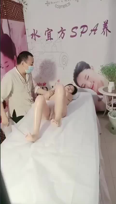 妻友社区精彩作品分享极品骚女spa按摩，给男友打电话途中被技师扒下内裤强干，挂了男友电话，骑在技师身上扭动，男友又打来电话，又给男友挂断，求着技师把鸡巴放进来操。完整版63分钟想看更多夫妻精彩自拍视频，请关注看我主页