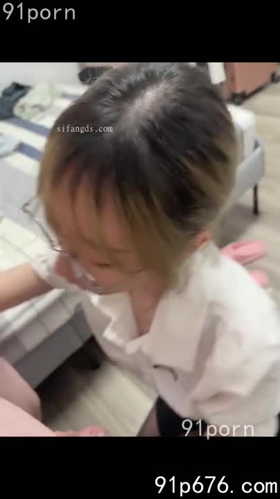 浙大眼镜美女，身着情趣女仆装，与男友在楼梯间忘情口交，奶子在男友手中揉捏，画面香艳。#口交 #女仆装 #浙大