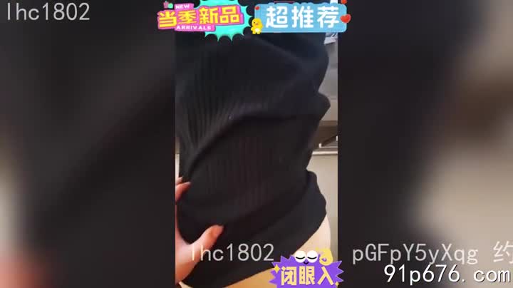 昏暗的办公室，只有电脑屏幕的光芒。她穿着丝质衬衫，酥胸半露，丰腴的曲线在灯光下若隐若现。我忍不住将她压在办公桌上，她喘息着，眼神迷离。每一次冲撞都让我欲罢不能，直到我们都精疲力尽。#办公室激情 #偷情 #人妻