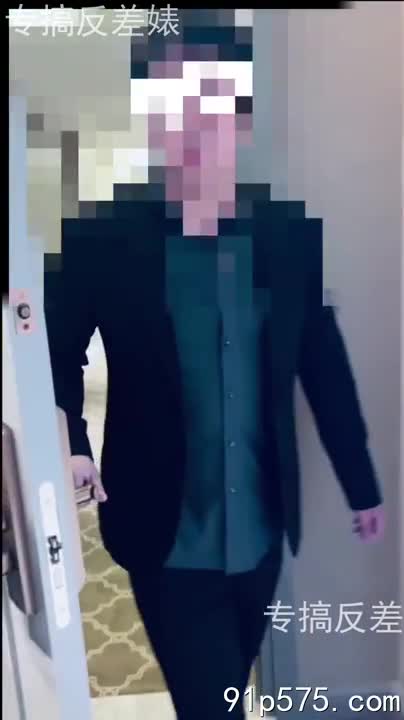 我被老板的秘书迷住了，她穿着暴露的制服，浑圆的奶子几乎要从衬衫里溢出来。她那骚浪的屁股扭动着，让我情不自禁地想要把她压在身下，狠狠地操她那淫荡的骚逼。她的娇喘和呻吟，让我更加兴奋。#调教 #秘书 #SM你的女邻居衣衫不整的给你开了门-NovelN_AI女友机器人精品频道推荐-评论区可搜索