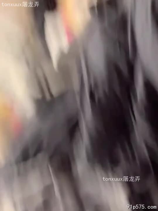 手机里珍藏多年的视频，记录着女友学生妹的性感自拍与自慰。她那骚浪的大奶子，肥厚的肥臀，淫贱的骚穴，每一个画面都散发着令人窒息的淫荡气息。 她娇嫩的奶头红肿胀痛，淫乱的姿态令人着迷。#学生妹 #自慰 #性感