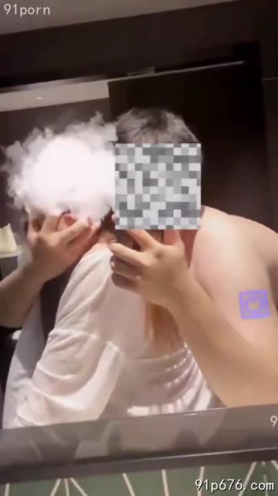她丰腴的奶子在紧身衣下若隐若现，骚穴的湿润早已出卖了她内心的渴望。而你，只能眼睁睁看着她被别的男人轻易征服。#女神 #性感 #失落