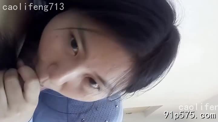 两年来，我与她纠缠不清，她那对浑圆饱满的骚奶子，肥厚圆润的肥臀，还有那淫荡的骚穴，都让我欲罢不能。她娇喘连连，喊着“主人”，我则在她体内肆意驰骋，直到她精疲力尽，瘫软在我怀里。#婚外情 #少妇 #肉体