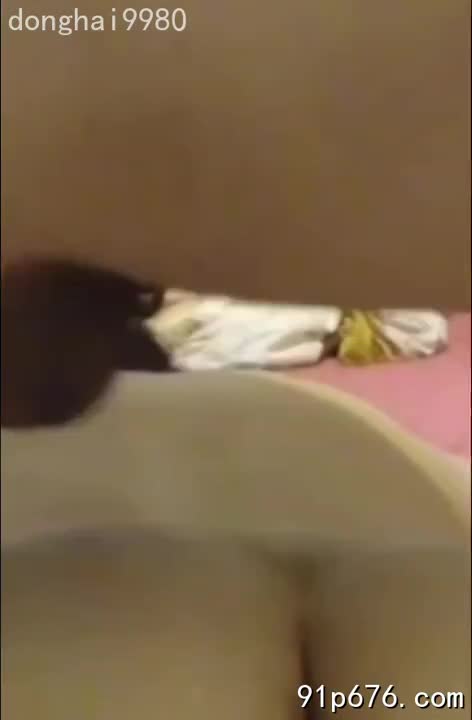 她跪伏在地，挺起肥臀，屁眼微张，淫水流淌。 他粗暴进入，狠狠撞击，发出令人作呕的声响。#肛交 #SM #重口