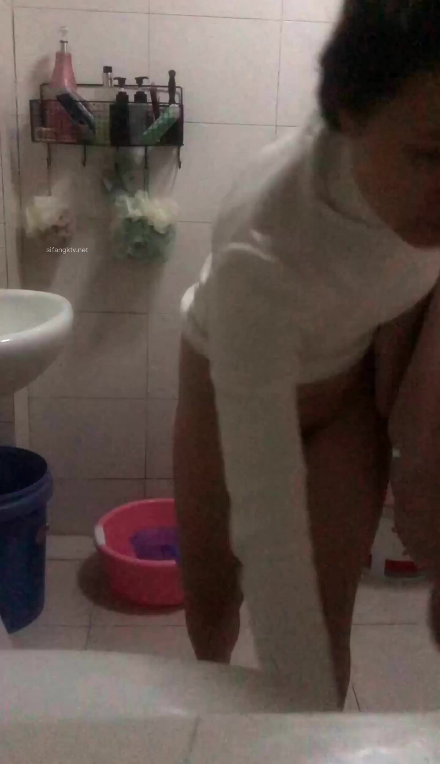 哥哥家卫生间暗装针孔，偷拍嫂子洗澡全过程，屁股好肥，居然穿透明内裤，闷骚啊