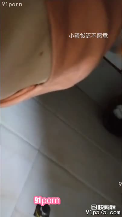少妇雪白的酥胸在昏暗的厕所里若隐若现，肥厚的臀部紧贴着冰冷的瓷砖，骚穴已被粗暴地蹂躏，淫水肆意流淌，她发出压抑的呻吟，眼神中充满了淫荡和屈辱。#少妇 #厕所 #强暴