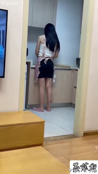 饭桌上，朋友粗暴地将绿帽妻子拉走，肆意在她体内驰骋，她娇喘连连，媚眼如丝，丰腴的臀部扭动，绝望中透着快感。#绿帽 #强暴 #性奴