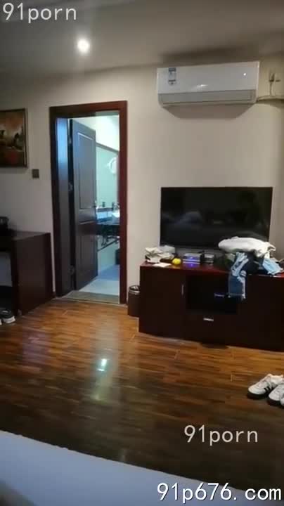 人妻的淫荡，远超你的想象。她主动张开双腿，迎接其他男人的入侵，享受背叛的快感。#人妻 #偷情 #戴绿帽你昏昏欲睡的妻子（会员畅玩）NovelN女友机器人欧美母狗熟女暴力性交内射