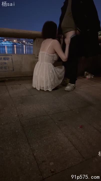 夕阳西下，河边草丛深处，激烈的喘息声与衣料摩擦声交织，一对男女忘情地纠缠，路人瞥见春光乍泄的画面，羞红了脸，匆匆离去。#野战 #偷情 #暴露