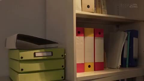 她紧咬下唇，上司的眼神像毒蛇般在她身上游走，暗示粗俗而露骨。起初的抗拒在肉体的渴望下崩塌，她颤抖着，任由他粗暴地撕扯衣衫，感受他炙热的肉棒在她体内肆虐，发出淫荡的呻吟，她成了他身下的贱奴，彻底沦陷。#职场性骚扰 #权力游戏 #性奴隶美图画师|成人绘画|NSFW