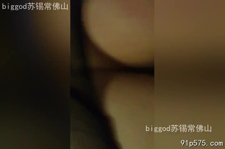 浓妆艳抹的留学生，大奶子在低胸衫里呼之欲出，丝袜下肥美的臀部若隐若现。男人粗暴地撕烂丝袜，露出雪白肌肤，狠狠地贯穿了她。 她淫叫着，身体扭动，浪叫声充满淫荡。#强奸 #巨乳 #丝袜