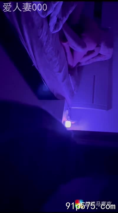 她，我的骚妻，穿着暴露的蕾丝睡衣，丰满的奶子几乎要溢出来。 肥厚的臀部在睡衣下若隐若现， 淫荡的眼神勾引着我， 骚穴早已湿润，等待着我的入侵。#骚妻 #性感 #淫乱