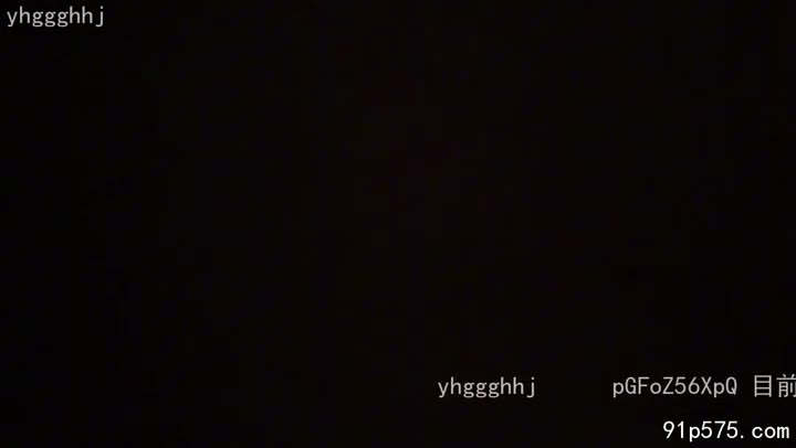 她丰满的奶子在薄衫下颤抖，饱满的乳头红肿欲滴，腥臊的气息令人迷醉。她张开双腿，淫荡地扭动着肥臀，口中溢出淫贱的骚话，声声撩拨着我的神经，高潮迭起，欲罢不能。#巨乳 #淫荡 #高潮