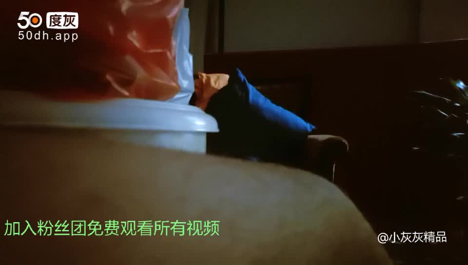4爆款【真实亲兄弟换妻4p】弟弟套路嫂子真心话大冒险强推上床鸡巴太大把嫂子操得妈妈直叫；老婆却把大哥玩的欲死欲仙