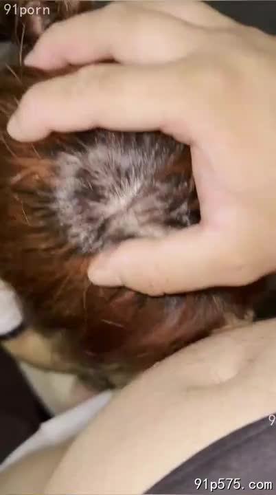 漆黑深夜，马路中央，175黑丝长腿女大学生，衣衫不整，春光乍泄，与两名兄弟当街行苟且之事。老师在一旁观看，眼神淫邪，面露兴奋。 骚穴紧致，奶子饱满，肥臀扭动，淫叫声此起彼伏。#3P #制服诱惑 #乱伦