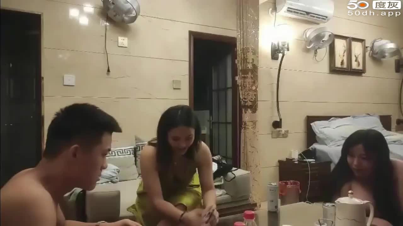#实录 #约炮 #御姐 #熟女④换妻认识的哺乳期少妇偷约出和媳妇一起双飞激情啪啪，肉肉身材轮流着口交，互相吸吮奶子边操边吸，后入大屁股抽插猛操