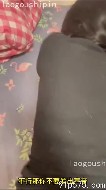 她老公的钥匙声，打破了卧室里淫靡的喘息。 她跪在他胯下，嘴里含着他的肉棒，眼神挑衅地望着门口， “亲爱的，你今晚也这么忙吗？是不是在外面也有个小妖精？” 奶子在颤抖，骚穴在收缩，她浑身散发着淫荡的气息。#偷情 #口交 #反差