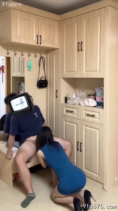 她丰腴的胴体，饱满的巨乳在紧身衣下若隐若现，勾勒出令人窒息的曲线，眼神中流露着对性爱的渴望，轻易就能引诱男人拜倒在她的石榴裙下。#女神 #性感 #诱惑AI工具箱Midjourney绘画无限使用，还有海量AI能力等待探索️王老板的私人家政服务_NovelN小说机器人