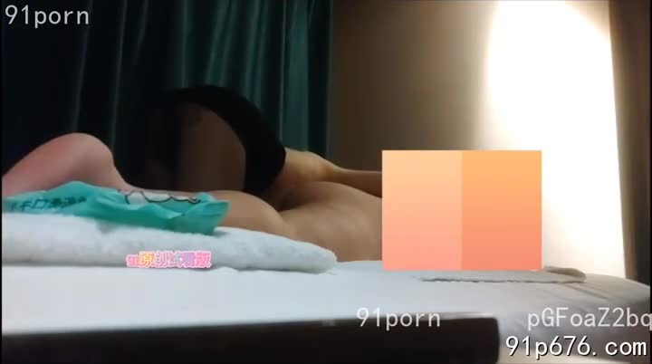 群友们一起在丝袜SPA里，享受着极致的肉体快感。 奶子在水流下颤抖，骚穴紧致地收缩，淫荡的喘息回荡在空气中。#丝袜SPA #群P #淫乱