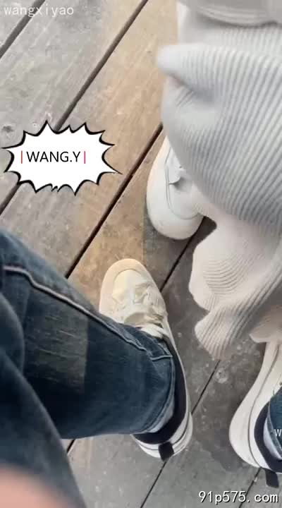 烈日下，K9MG的脚趾间泥土尚存余温，汗水浸湿了袜子，散发着淡淡的咸腥味。 她跪伏在地，眼神迷离，任由另一个女孩贪婪地舔舐她的脚踝，细细品尝着汗水的味道。 女孩的舌尖轻柔地划过脚背，带来一阵阵酥麻的快感。#足控 #野外 #舔脚