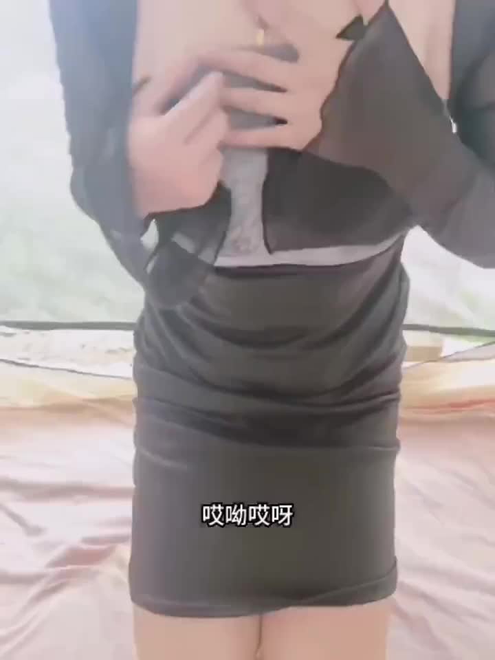 妻友社区精彩作品分享“你在家也给你老公口吗？ 你提他干嘛呀!"和人妻野外搭帐篷偷情，刚开始还矜持怕人发现的人妻，探出帐篷外撅着屁股让情夫操，老公打来电话，完整版27分钟 想看更多夫妻精彩自拍视频，请关注看我主页