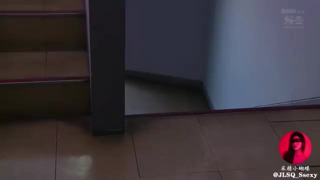 丰满的奶子被粗暴地揉捏，雪白的肌肤上留下了鲜红的指印。老师的喘息声与学生的淫笑声交织，她那双水汪汪的大眼睛里充满了屈辱与快感。肥厚的臀部被校长狠狠地拍打着，发出啪啪的声响。 #巨乳教师 #制服诱惑 #SMNovelN_AI女友机器人浪荡女领导调教记美图画师|成人绘画|NSFW