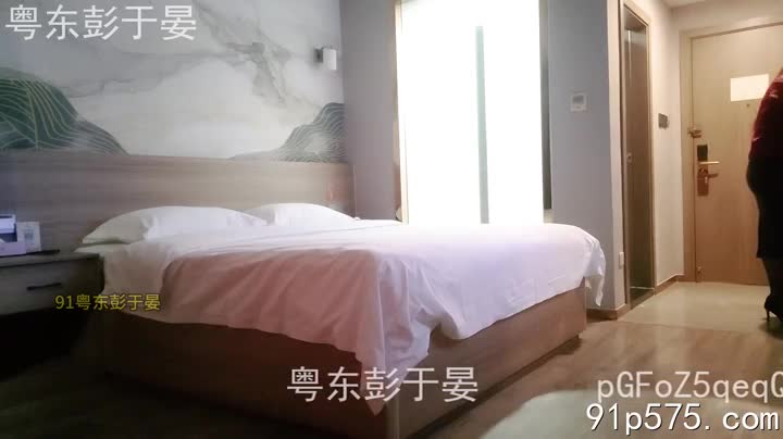 E奶老师，职业套装下包裹着饱满的浑圆奶子，下班后眼神放荡，主动邀约。镜子前，她张开骚穴，任我前后肆虐，最后，她喷水如注，淫水四溅。#巨乳 #制服诱惑 #高潮