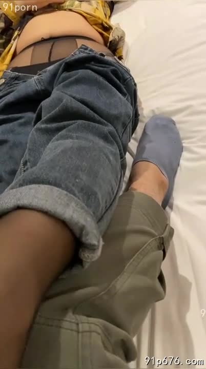 我的清纯伪装下，是无尽的渴望。他撕开我的衣衫，粗暴地进入，刺青在身下颤抖。无套的快感让我发出销魂的呻吟，我沉沦在他原始的冲动里。#刺青 #无套 #爆操