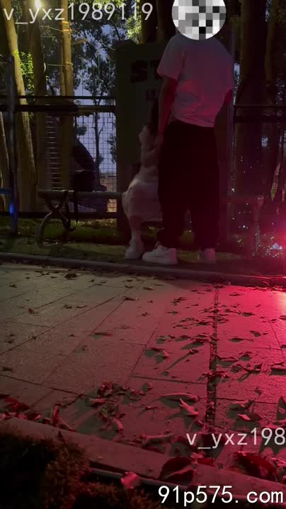 公园深处，落叶缤纷。她，穿着暴露，丰满的奶子在薄衫下若隐若现，肥臀紧致，骚穴隐约可见。我一把搂住她，粗暴地撕开她的衣衫，在她淫荡的喘息中，狠狠地贯穿了她骚浪的逼穴。#公园野战 #粗暴性爱 #淫荡女粉一个可爱伪娘有不算大的乳房和短小的鸡吧，长期吃雌性激素，每天色情直播_NovelN女友聊天机器人