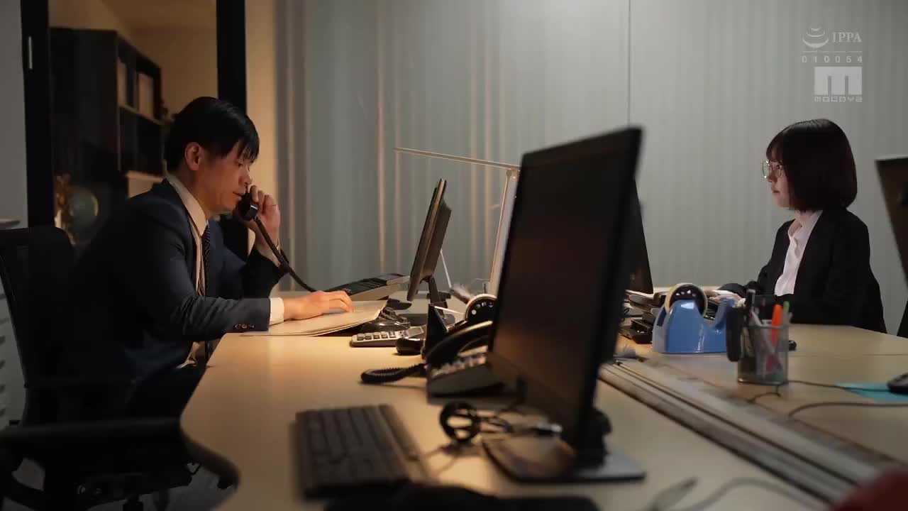 眼镜妹妹，清纯的外表下藏着渴望。酒店房间昏暗的灯光下，上司粗暴地扯下她的眼镜，露出那双迷离的双眼，饱满的奶子在颤抖，娇嫩的骚穴早已湿润。她低声呻吟，任凭上司在她体内肆虐。#制服诱惑 #职场性骚扰 #眼镜娘