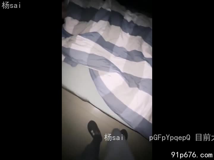 我潜入她闺房，在她体内释放了我的欲望。她颤抖的身躯，承载着我喷涌而出的精液，娇喘声回荡在寂静的夜里。#内射 #偷情 #高潮
