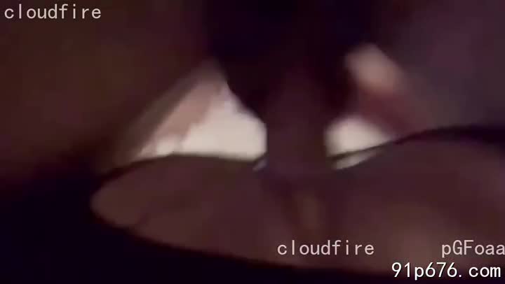 她，黑丝包裹下的美腿，在我身下颤抖。 露出的脸庞，潮红欲滴，眼神迷离，任我肆意驰骋。 销魂的喘息，回荡在房间。#黑丝 #征服 #SM