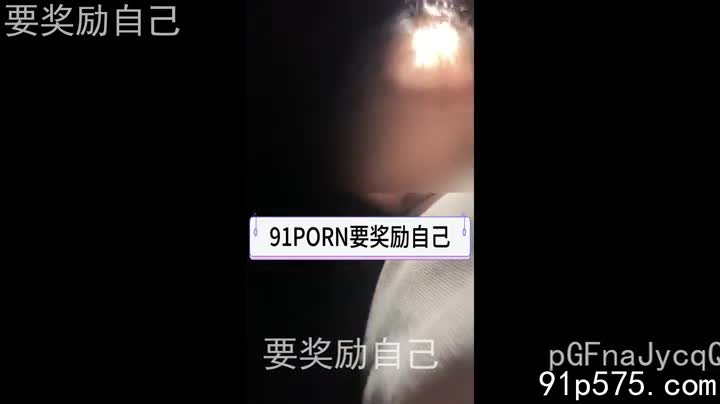 2004年，那个骚浪的母狗，在电影院里被挑逗得春心荡漾，饥渴难耐。她扭动着肥厚的肥臀，眼神淫荡地四处张望，最终，她被带进了肮脏的厕所。在那里，她张开那腥臊的骚穴，任由男人在她体内肆意冲撞，发出淫荡的呻吟。#母狗 #野战 #厕所