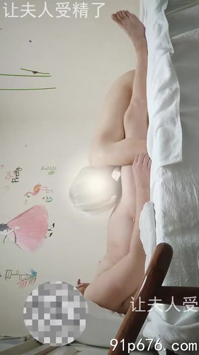 熟女媚眼如丝，酥胸半露，引诱你探入这片禁忌的桃源。 她渴望你的掌控，渴望被你征服。#熟女 #性诱惑 #调教
