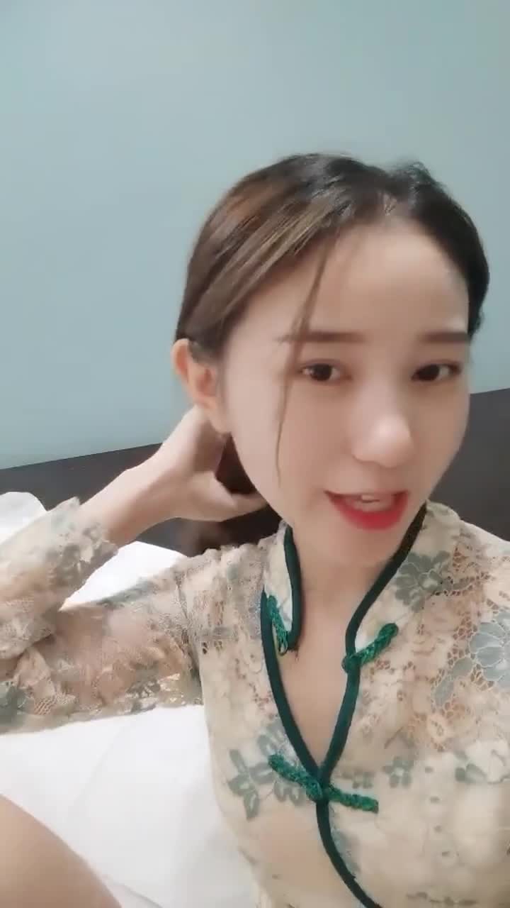 漂亮小少妇 身材苗条小娇乳 上位骑乘主动抽插 被大哥无套输出 最后颜射一脸精液