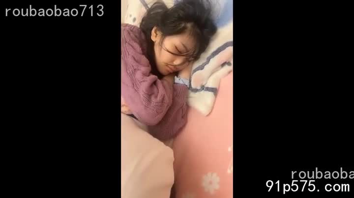 她，穿着蕾丝睡衣，丰满的骚奶子若隐若现，肥厚的肥臀在男友和兄弟面前扭动。淫荡的骚穴早已湿透，等待着双重的侵犯。 她发出浪叫，是发情的母狗的低吟。#换妻 #三人行 #性奴