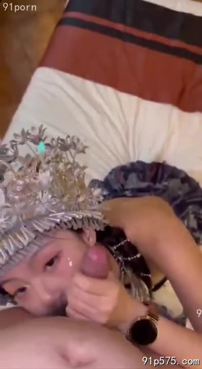 纯朴少女的表象下，藏着放荡不羁的灵魂。她眼神迷离，娇躯扭动，成了个令人沉醉的尤物。那对饱满的奶子，在粗布衣衫下若隐若现，勾魂摄魄。#少数民族 #反差萌 #极品身材