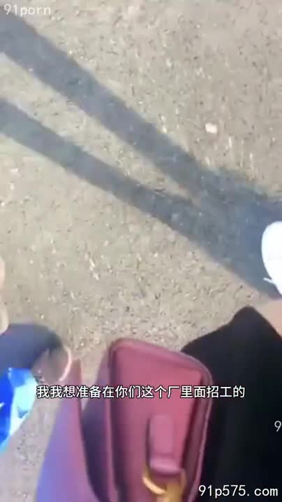 风骚御姐，酥胸半露，肥臀紧致，在工厂车间勾引年轻员工。她主动解开衣扣，露出腥臊的骚穴，淫荡地扭动腰肢，引诱他进入自己的淫乱肉体。他粗暴地挺进，射入她骚逼深处，她发出浪叫，享受着极致的快感。#御姐 #车间 #内射NovelN小说机器人Bot， 你的AI女友龙娘方诗雅点击直聊小红书大胸美女集锦-大雷