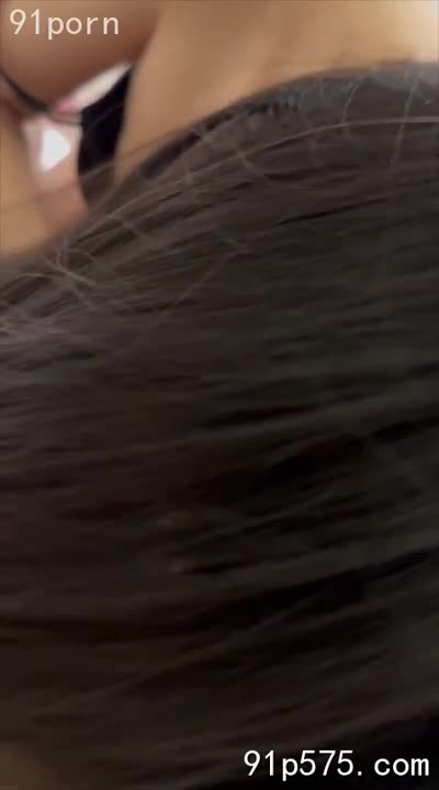 她，小骚货一个，媚眼如丝，丰满的奶子在粗喘中剧烈起伏，肥臀扭动，淫水横流，娇喘连连：“啊……再深点……比男朋友舒服多了……快……内射我……” #性虐 #高潮 #内射