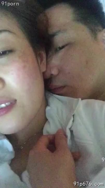 少妇媚眼如丝，酥胸半露，玉体横陈，娇喘连连。她主动舔弄着私处，浪叫声此起彼伏，淫水横流，极致销魂。#少妇 #淫荡 #性爱AIBox新增特效-抚胸自慰特效-上传照片一键生成